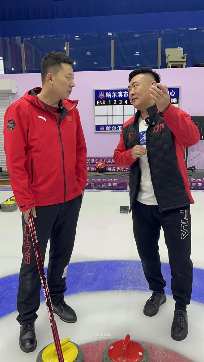 九游娱乐官网在碰撞中感受“冰上国际象棋”的魅力丨“左右哥”冰壶初体验