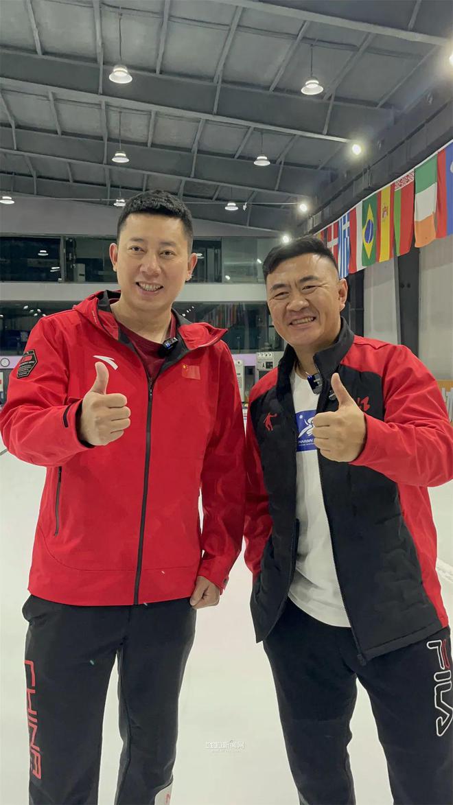九游娱乐官网在碰撞中感受“冰上国际象棋”的魅力丨“左右哥”冰壶初体验(图3)