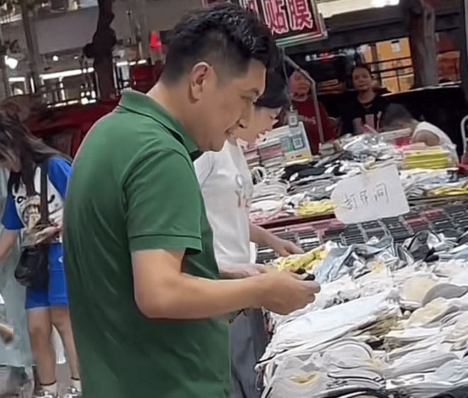 九游娱乐平台曝西蒙老杜再次塌房！坐路边吃煎饼逛夜市买廉价袜子疑团队运作(图5)