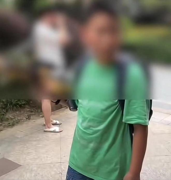 九游娱乐江苏苏州一儿童手持弓弩打猫称想买自动杀猫机！被批评教育